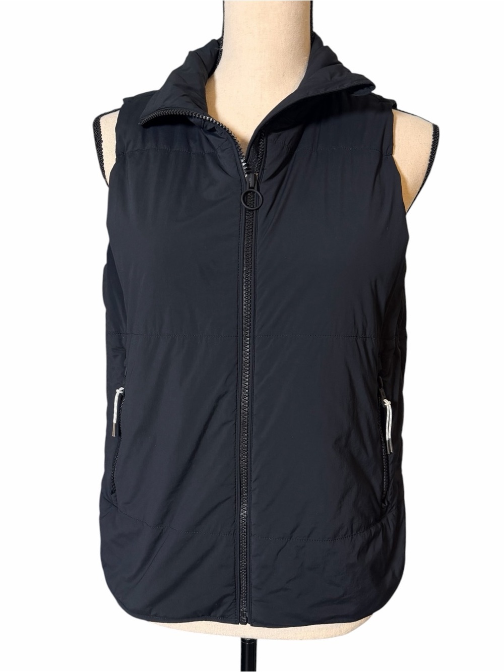Vuori Woman’s Black Full Zip Activewear Puffer Vest with Pockets Size Small